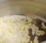 Тонко измельчаем репчатый лук и лук-шалот. Нагреваем масло в средней кастрюле и обжариваем в ней лук до золотистости.