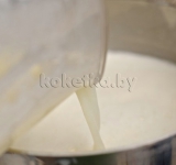 После того как молочная смесь закипит, добавляем пюре из капусты и специи.