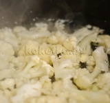 Цветную капусту кладем в кастрюлю, заливаем водой и ставим на огонь. Доводим воду до кипения, снижаем температуру и варим до готовности примерно 7-10 минут.