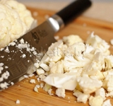 Цветную капусту моем и шинкуем на мелкие кусочки, оставляем немного капусты для украшения.