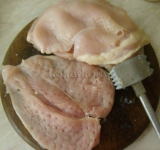 Куриные грудки предварительно маринуем в лимонном соке. Затем выкладываем филе на разделочную доску и разделяем каждое вдоль по толщине, но не до конца. Раскладываем каждый кусочек наподобие книжки и слегка отбиваем.