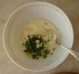 Приготовим соус, для этого перемешиваем сметану, порезанный укроп и измельченный чеснок. Солим по вкусу.