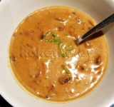 Готовый суп разливаем по тарелкам, украшаем зеленью и подаем к столу.
Приятного аппетита!
koketka.by/recepty/item/811-gribnoj-krem-sup-iz-shampinonov