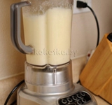 Готовую капусту вместе с жидкостью измельчаем в пюре в блендере.