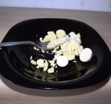 Приступаем к приготовлению начинки, вилкой разминаем желтки.