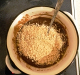 В получившуюся густую массу засыпаем измельченные орехи, в нашем случае это арахис. Массу перемешиваем до однородного распределения орехов.