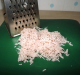 Пока варятся яйца, для начинки на крупную терку трем ветчину.