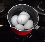 Яйца отвариваем вкрутую.