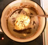 Выкладываем сливочное масло и перемешиваем массу до однородности.