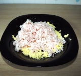 Перемешиваем желтки с тертой ветчиной.