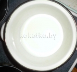 В глубокую кастрюлю наливаем стакан молока и доводим до кипения.