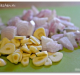 Мелко измельчаем лук и чеснок.