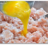 Слегка взбиваем яйца, добавляем к фаршу и вновь хорошо перемешиваем.