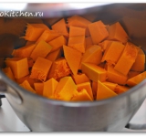 Выкладываем измельченную тыкву в кастрюлю и заливаем водой, ставим на сильный огонь и доводим до кипения. Затем убавляем огонь, кастрюлю накрываем крышкой и даем тыкве потомится еще около 10 минут.