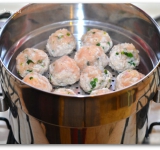 Руками формируем средние тефтельки и выкладываем в пароварку в которой уже кипит вода. Накрываем пароварку крышкой и парим тефтели около десяти минут.