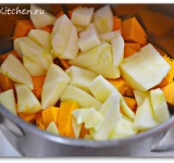 Затем добавляем очищенное и порезанное яблоко.