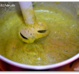 С помощью погружного блендера измельчаем овощи в пюре.