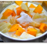 Сразу же вливаем молоко и добавляем соль, корицу и сахар, все хорошо перемешиваем. Доводим кашу до кипения, сбавляем огонь до минимума.