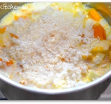 Поверх тыквы выкладываем рис и, не перемешивая ингредиенты, накрываем кастрюлю крышкой. Продолжаем томить кашу до полной готовности риса (это займет примерно 25 минут).