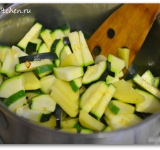 Выкладываем цуккини и картофель к луку, перемешиваем, снижаем огонь до минимума. Закрываем кастрюлю крышкой и томим овощи до готовности, это займет 20-25 минут.