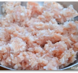 Далее кладем в миску рис, фарш солим, перчим и хорошо перемешиваем ложкой.