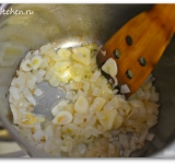 В средней кастрюле нагреваем оливковое масло и на среднем огне обжариваем измельченные овощи до золотистости.