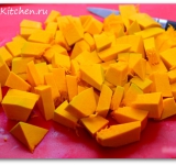 Тыкву моем, чистим от кожуры и семян и нарезаем небольшими кубиками.