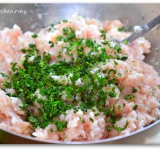 Добавляем измельченную петрушку или любую другую любимую зелень. Хорошо подходит так же кинза или смесь кинзы с петрушкой.