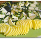 Пока жарится лук, чистим цуккини и картофель и нарезаем тонкими пластинками.