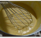 В отдельной емкости перемешиваем сухие ингредиенты – муку, сахар и соль. Добавляем мучную смесь в яйца и хорошо вымешиваем венчиком или миксером.	