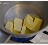 На малом огне растапливаем сливочное масло.	