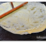 Выливаем тесто на середину сковороды и равномерно его распределяем. Обжариваем, пока края не начнут румяниться.	