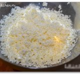 Протираем творог через сито, чтобы не было крупинок. Творог подойдет любой любимый, даже рикотта.