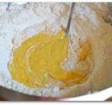 В большую миску просеиваем муку, делаем широкое углубление и выливаем туда яичную массу. Большой вилкой по кругу к центру смешиваем ингредиенты.