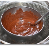 В это время приступаем к приготовлению ганаша. На водяной бане расплавляем шоколад, очень важно его не перегреть иначе он свернется комками.