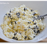 Делаем начинку, перемешивая сахар, изюм и творог. Нагреваем сковороду и сбрызгиваем ее растительным маслом.	