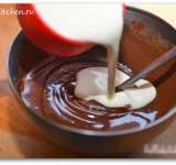 Добавляем сливки к растопленному шоколаду и хорошо перемешиваем массу. По желанию можно добавить щепотку острого перчика, но это на любителя пикантности.