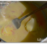 В кастрюлю с луком по кусочку добавляем сливочное масло, взбиваем.