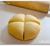 Большую кастрюлю с водой ставим на огонь. Тесто разделяем на 4 части.