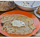 На готовый блин в центр кладем 2 ст. ложки творога.	