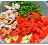 В отдельной посуде перемешиваем мелко нарезанную мякоть цукини, нарезанные кубиком помидоры, слегка обжаренное и измельченное филе курицы, мелко нарезанный чеснок и зелень. Все солим и перчим по вкусу и хорошо перемешиваем.	