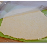 Раскатываем тесто в пласт толщиной 3-5 мм. Чтобы тесто не прилипало к столу можно раскатывать его между двумя пластами пекарской бумаги, при этом и стол и скалка останутся чистыми.