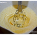 В глубокой миске взбиваем до плотной пены яйца с сахаром миксером или электровенчиком.