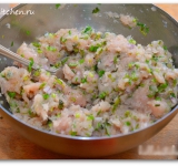 Готовим начинку, для этого перемешиваем фарш, мелко порезанный лук, зелень и яйцо. Массу солим, перчим и вновь хорошо перемешиваем.