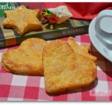 Хрустящее, нежное, ароматное сливочное печенье готово, можно подавать к столу с холодным молоком и кефиром. Приятного аппетита!
Cсылка на оригинальный рецепт: hellokitchen.ru/6067/tvorognoe-pechenie/