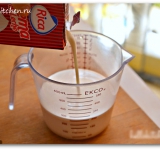 В мерной чашке перемешиваем молоко и сливки.	