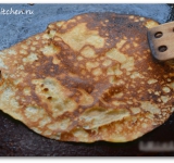 Лопаткой переворачиваем блин на вторую сторону и жарим еще несколько секунд.	