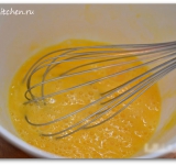 Яйца должны быть комнатной температуры, слегка взбиваем их венчиком.	