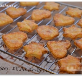 Ставим противень с печеньем в предварительно разогретую духовку, пока печенье не подрумянится. Это займет 20-25 минут. Готовое печенье выкладываем на решетку, остывать.