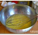 Вначале приступаем к приготовлению теста, для этого слегка взбиваем яйцо, оливковое масло соду и соль.